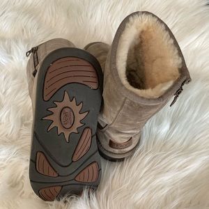 UGG size 7 boots w/zipper